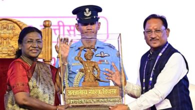 रायपुर में जनजातीय गौरव दिवस: CM विष्णु देव साय ने राष्ट्रपति द्रौपदी मुर्मु को भेंट की बिरसा मुंडा की बस्तर आर्ट प्रतिमा रायपुर में जनजातीय गौरव दिवस: CM विष्णु देव साय ने राष्ट्रपति द्रौपदी मुर्मु को भेंट की बिरसा मुंडा की बस्तर आर्ट प्रतिमा