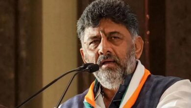 कर्नाटक कांग्रेस में उथल-पुथल तेज, शिवकुमार गुट ने हाईकमान पर दबाव बढ़ाया—विधायकों का तीसरा बैच दिल्ली पहुँचा कर्नाटक कांग्रेस में उथल-पुथल तेज, शिवकुमार गुट ने हाईकमान पर दबाव बढ़ाया—विधायकों का तीसरा बैच दिल्ली पहुँचा