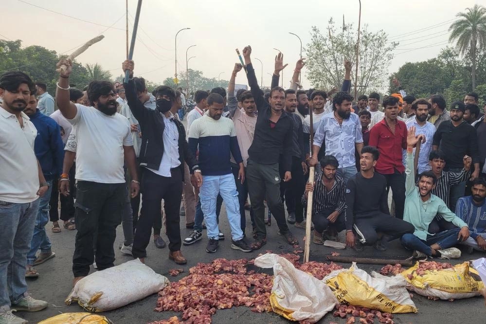 महू: शादी में पकने के लिए आया 2 क्विंटल गोमांस बजरंग दल ने पकड़ा महू: शादी में पकने के लिए आया 2 क्विंटल गोमांस बजरंग दल ने पकड़ा