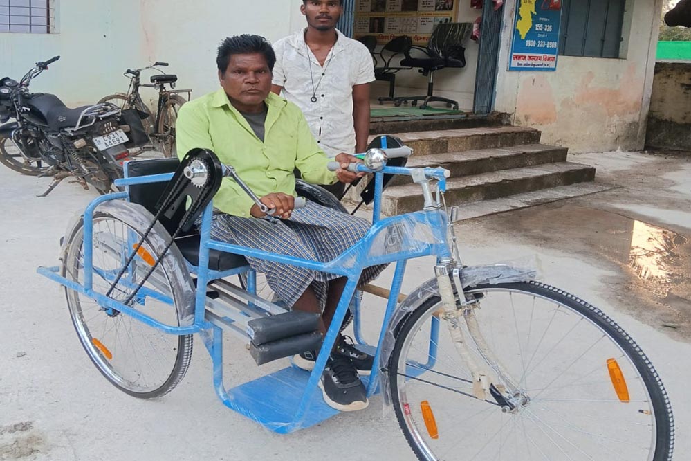 छत्तीसगढ़ सरकार की संवेदनशील पहल से दिव्यांगजनों को तत्काल मिल रही ट्रायसायकल एवं बैसाखी छत्तीसगढ़ सरकार की संवेदनशील पहल से दिव्यांगजनों को तत्काल मिल रही ट्रायसायकल एवं बैसाखी