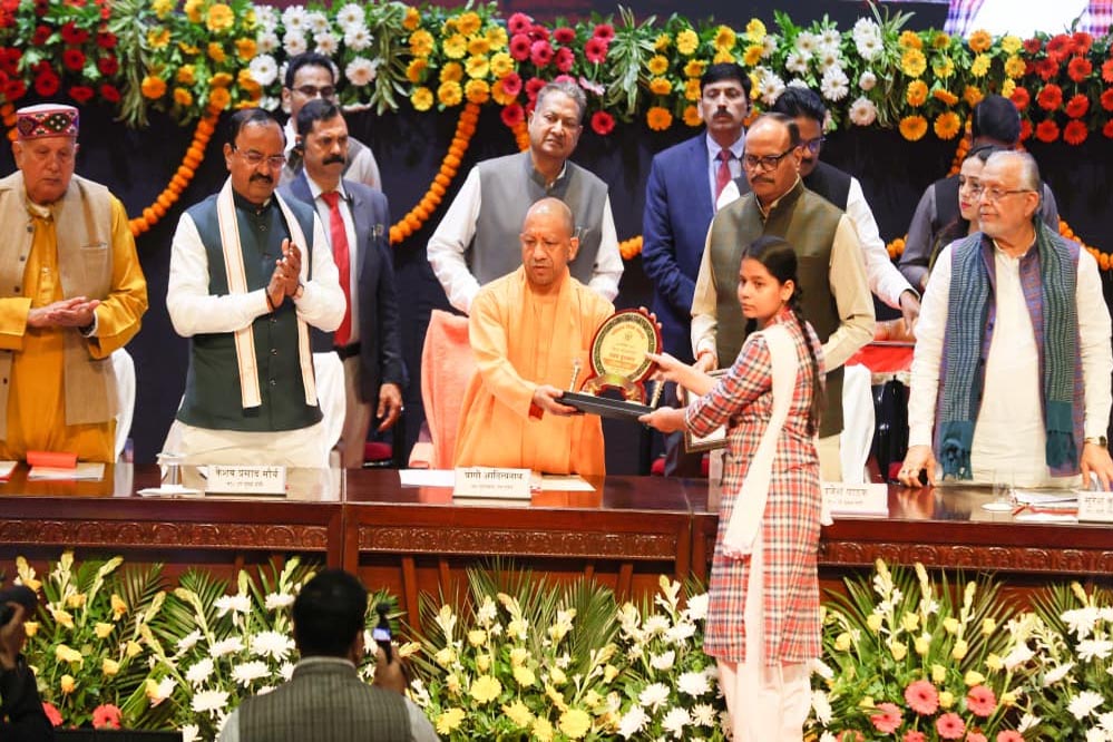 हमारा संविधान दुनिया का सबसे बड़ा और भारत की अनेकता को एकता में जोड़ने वाला हैः मुख्यमंत्री योगी आदित्यनाथ हमारा संविधान दुनिया का सबसे बड़ा और भारत की अनेकता को एकता में जोड़ने वाला हैः मुख्यमंत्री योगी आदित्यनाथ