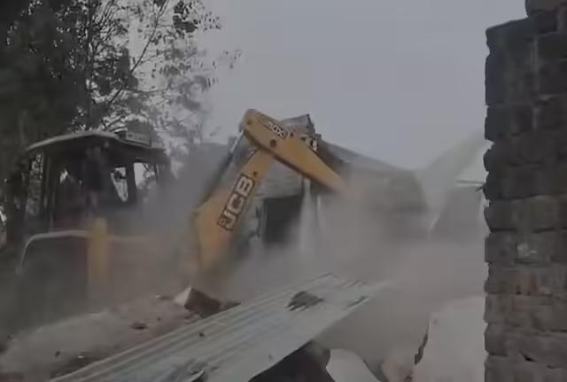 खंडवा में लव जिहाद के आरोपी अरबाज शाह के ठिकानों पर बुलडोजर चला, वीडियो वायरल