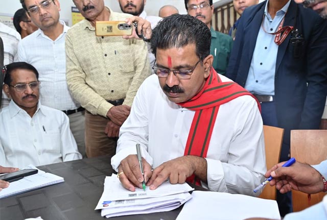 रायपुर : उपमुख्यमंत्री ने मतदान केंद्र पहुंचकर भरा अपना एसआईआर का फॉर्म