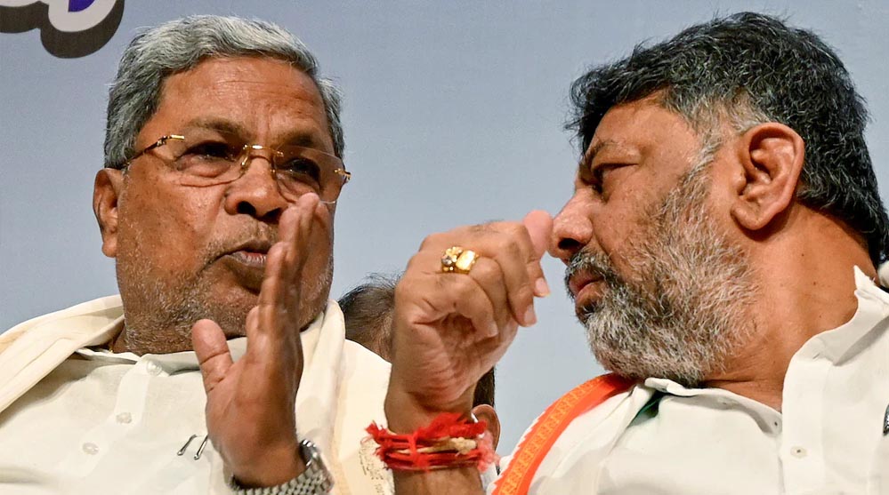 कर्नाटक में सिद्धारमैया–शिवकुमार टकराव, कांग्रेस का सबसे बड़ा किला खतरे में; BJP ‘वेट एंड वॉच’ में कर्नाटक में सिद्धारमैया–शिवकुमार टकराव, कांग्रेस का सबसे बड़ा किला खतरे में; BJP ‘वेट एंड वॉच’ में