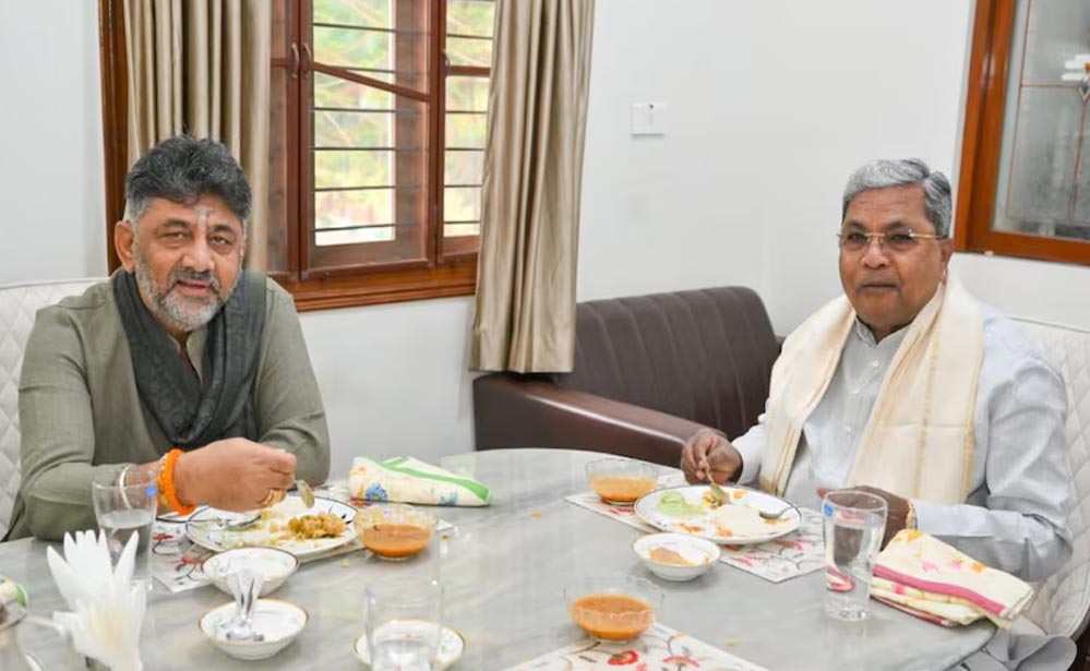 कर्नाटक में सत्ता संतुलन पर मंथन: सिद्धारमैया–डीके शिवकुमार की ब्रेकफास्ट मीटिंग से क्या निकलेगा फ़ॉर्मूला? कर्नाटक में सत्ता संतुलन पर मंथन: सिद्धारमैया–डीके शिवकुमार की ब्रेकफास्ट मीटिंग से क्या निकलेगा फ़ॉर्मूला?