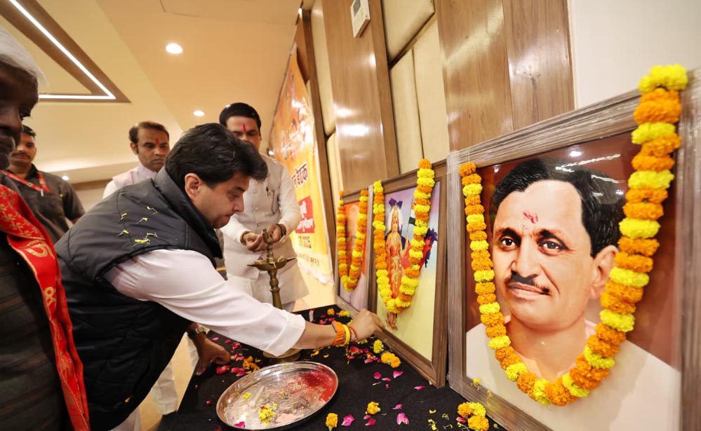 केंद्रीय मंत्री सिंधिया ने कार्यकर्ताओं से की बैठक, बोले—‘अब मेरी गाड़ी में मंडल अध्यक्ष और आम कार्यकर्ता भी बैठेंगे’