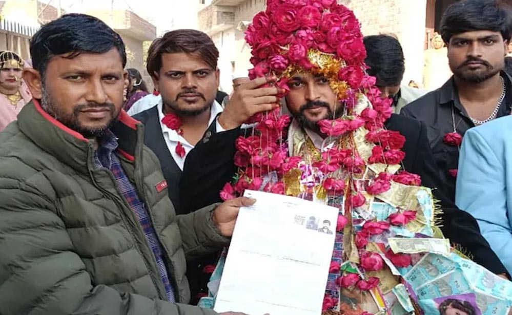 फ़र्ज़ पहले, शादी बाद! घोड़ी पर चढ़ने से पहले दूल्हे से भरवाया SIR फॉर्म, BLO का कमाल फ़र्ज़ पहले, शादी बाद! घोड़ी पर चढ़ने से पहले दूल्हे से भरवाया SIR फॉर्म, BLO का कमाल
