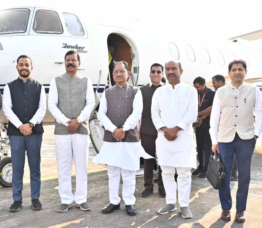 मुख्यमंत्री ने स्टेट हैंगर से विमान परिचालन सेवा का किया शुभारंभ मुख्यमंत्री ने स्टेट हैंगर से विमान परिचालन सेवा का किया शुभारंभ