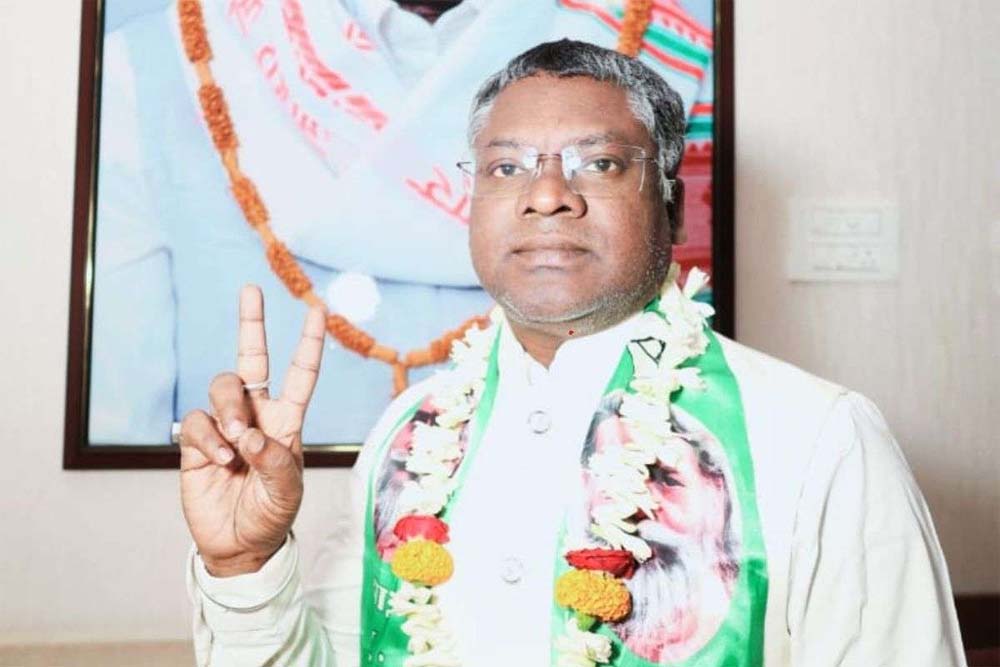 शीतकालीन सत्र से पहले झारखंड में मंत्रिमंडल विस्तार की तैयारी, सोमेश सोरेन ले सकते हैं मंत्री पद की शपथ शीतकालीन सत्र से पहले झारखंड में मंत्रिमंडल विस्तार की तैयारी, सोमेश सोरेन ले सकते हैं मंत्री पद की शपथ