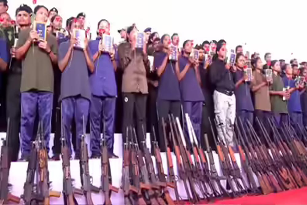 जगदलपुर : नई राह-माओवाद वर्दी की जगह अब होटल की यूनिफॉर्म, नई जिंदगी की शुरुआत जगदलपुर : नई राह-माओवाद वर्दी की जगह अब होटल की यूनिफॉर्म, नई जिंदगी की शुरुआत