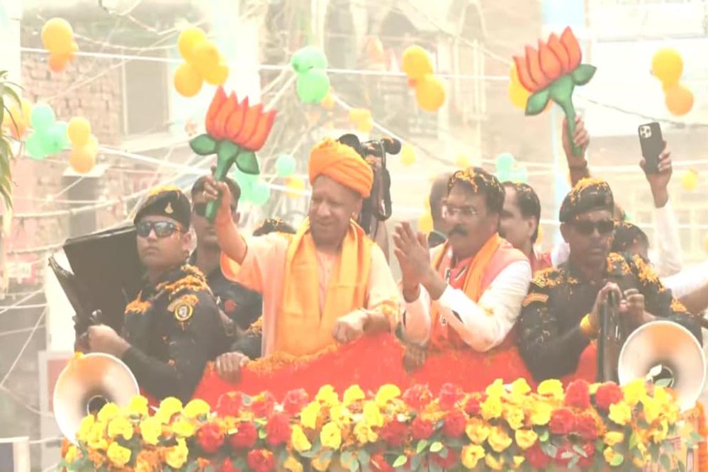 सीएम योगी के रोड शो में उमड़ा जनसैलाब, बुलडोजर बाबा-हिंदू हृदय सम्राट जिंदाबाद के नारे से गूंजा दरभंगा सीएम योगी के रोड शो में उमड़ा जनसैलाब, बुलडोजर बाबा-हिंदू हृदय सम्राट जिंदाबाद के नारे से गूंजा दरभंगा