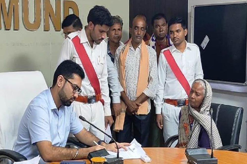 महासमुंद : कलेक्टर लंगेह ने जन चौपाल में सुनी लोगों की समस्याएं, दिए निराकरण के निर्देश महासमुंद : कलेक्टर लंगेह ने जन चौपाल में सुनी लोगों की समस्याएं, दिए निराकरण के निर्देश