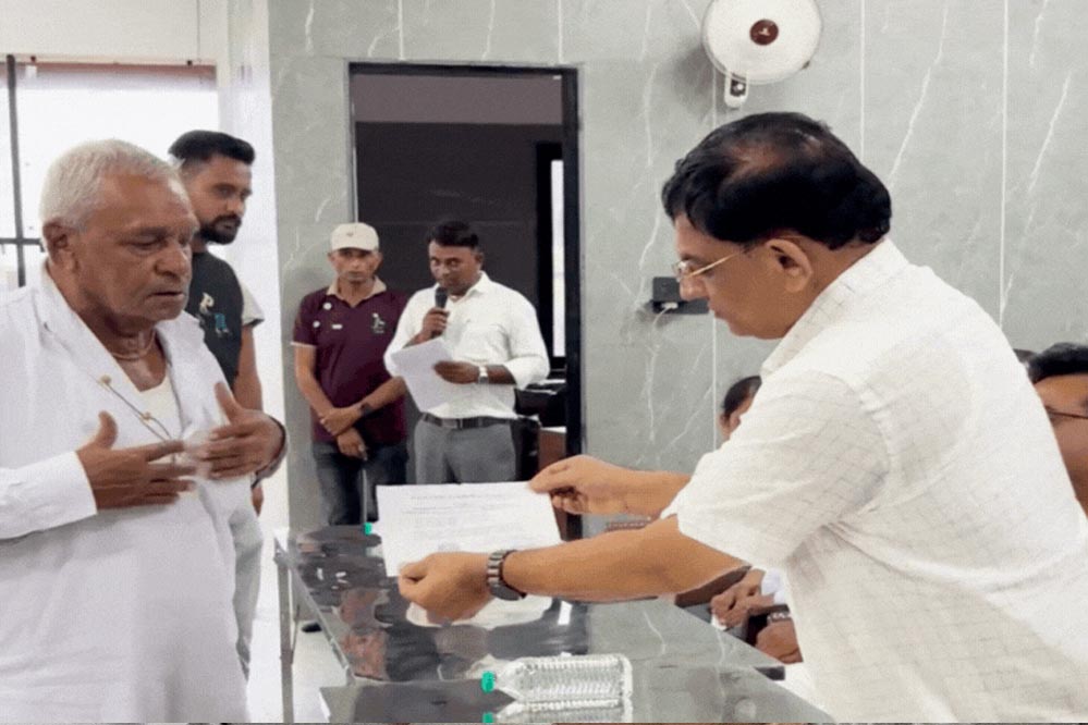 गुजरात के जीरा गांव में अनोखी मिसाल: एक व्यक्ति ने चुकाया पूरे गांव का कर्ज, 300 किसान बने कर्जमुक्त गुजरात के जीरा गांव में अनोखी मिसाल: एक व्यक्ति ने चुकाया पूरे गांव का कर्ज, 300 किसान बने कर्जमुक्त