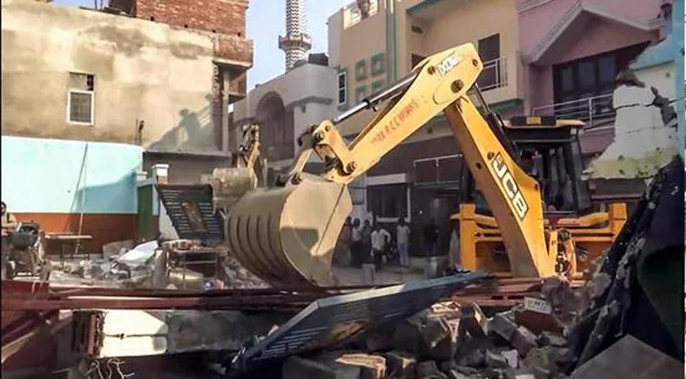 महाकाल मंदिर के रास्ते पर बड़ी कार्रवाई: मुस्लिम बाहुल्य क्षेत्र में 12 अवैध मकान बुलडोजर से गिराए गए महाकाल मंदिर के रास्ते पर बड़ी कार्रवाई: मुस्लिम बाहुल्य क्षेत्र में 12 अवैध मकान बुलडोजर से गिराए गए