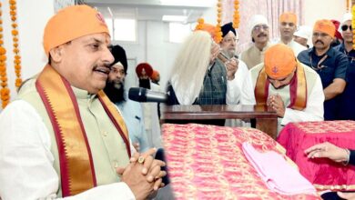 केसरिया पगड़ी में मोहन यादव ने गुरुनानक जयंती पर गुरुद्वारा में दी श्रद्धांजलि, सिक्खों के बलिदान को किया याद केसरिया पगड़ी में मोहन यादव ने गुरुनानक जयंती पर गुरुद्वारा में दी श्रद्धांजलि, सिक्खों के बलिदान को किया याद