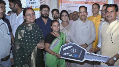 रायपुर : केंद्रीय राज्यमंत्री तोखन साहू ने बांटी खुशियों की चाबी रायपुर : केंद्रीय राज्यमंत्री तोखन साहू ने बांटी खुशियों की चाबी