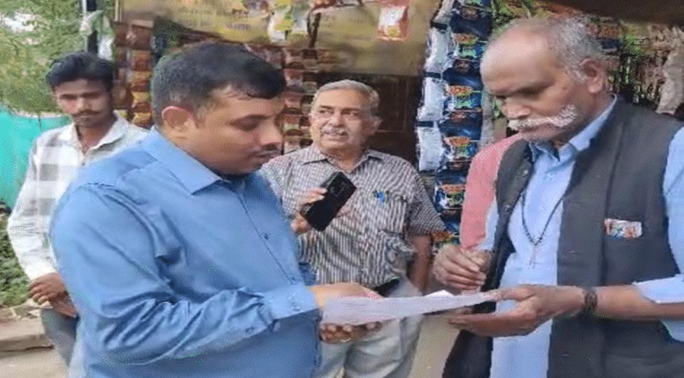 भोपाल में पहली बड़ी कार्रवाई: डोर-टू-डोर सर्वे में अनुपस्थित बीएलओ को कलेक्टर ने किया बर्खास्त भोपाल में पहली बड़ी कार्रवाई: डोर-टू-डोर सर्वे में अनुपस्थित बीएलओ को कलेक्टर ने किया बर्खास्त