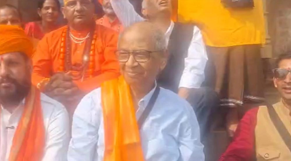 सुप्रीम कोर्ट में विवादित वकील राकेश खजुराहो पहुंचे, विष्णु मंदिर में नई मूर्ति लगाने की उठाई मांग