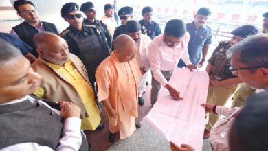 प्रधानमंत्री के वाराणसी दौरे से पहले मुख्यमंत्री ने बनारस रेलवे स्टेशन पर की तैयारियों की समीक्षा