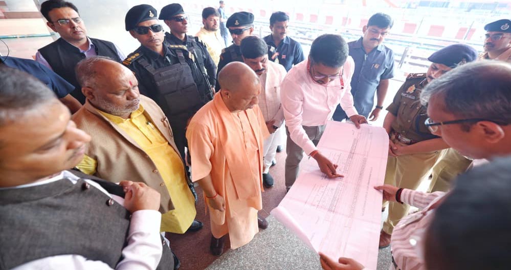 प्रधानमंत्री के वाराणसी दौरे से पहले मुख्यमंत्री ने बनारस रेलवे स्टेशन पर की तैयारियों की समीक्षा प्रधानमंत्री के वाराणसी दौरे से पहले मुख्यमंत्री ने बनारस रेलवे स्टेशन पर की तैयारियों की समीक्षा