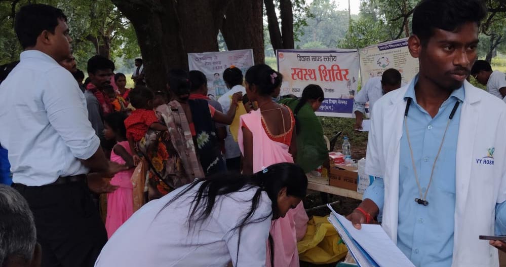 बीजापुर में विकास की दस्तकः धुर माओवाद प्रभावित क्षेत्र के सात गांवों में पहली बार लगा मेगा हेल्थ कैंप बीजापुर में विकास की दस्तकः धुर माओवाद प्रभावित क्षेत्र के सात गांवों में पहली बार लगा मेगा हेल्थ कैंप