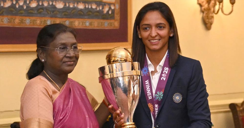 राष्ट्रपति द्रौपदी मुर्मु से मिली वर्ल्ड चैंपियन महिला क्रिकेट टीम, हरमन ब्रिगेड ने दिया खास तोहफा