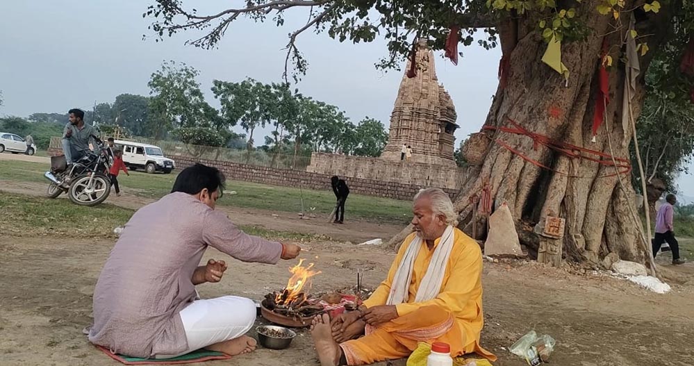 खजुराहो: जवारी मंदिर की मूर्ति विवाद पर राकेश दलाल ने मंदिर के सामने बगलामुखी हवन कर पूजा-अर्चना की खजुराहो: जवारी मंदिर की मूर्ति विवाद पर राकेश दलाल ने मंदिर के सामने बगलामुखी हवन कर पूजा-अर्चना की