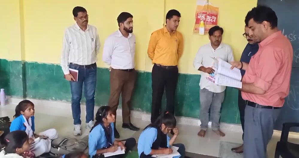 कलेक्टर पार्थ जैसवाल ने बच्चों को पढ़ाई मैथ्स, पूछा ऐसा सवाल जो सबको हैरान कर गया कलेक्टर पार्थ जैसवाल ने बच्चों को पढ़ाई मैथ्स, पूछा ऐसा सवाल जो सबको हैरान कर गया