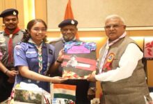 राज्यपाल  पटेल को भारत स्काउट्स एवं गाइड्स का बैज और स्कार्फ पहनाया