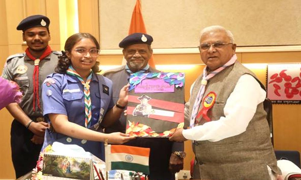 राज्यपाल पटेल को भारत स्काउट्स एवं गाइड्स का बैज और स्कार्फ पहनाया राज्यपाल पटेल को भारत स्काउट्स एवं गाइड्स का बैज और स्कार्फ पहनाया