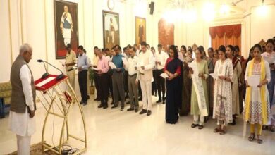 राज्यपाल  मंगुभाई पटेल ने अधिकारी-कर्मचारियों के साथ गाया वंदे मातरम्