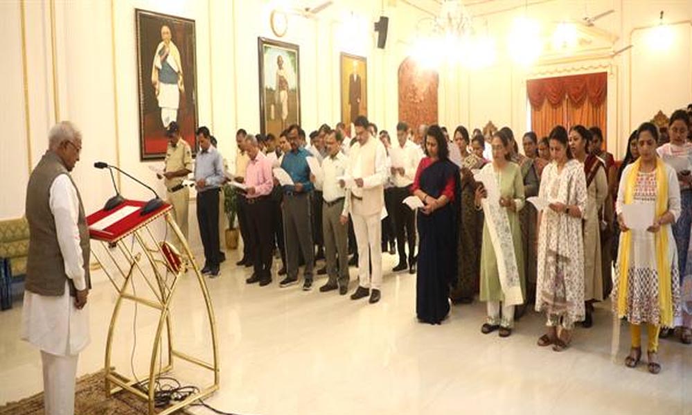 राज्यपाल मंगुभाई पटेल ने अधिकारी-कर्मचारियों के साथ गाया वंदे मातरम् राज्यपाल मंगुभाई पटेल ने अधिकारी-कर्मचारियों के साथ गाया वंदे मातरम्