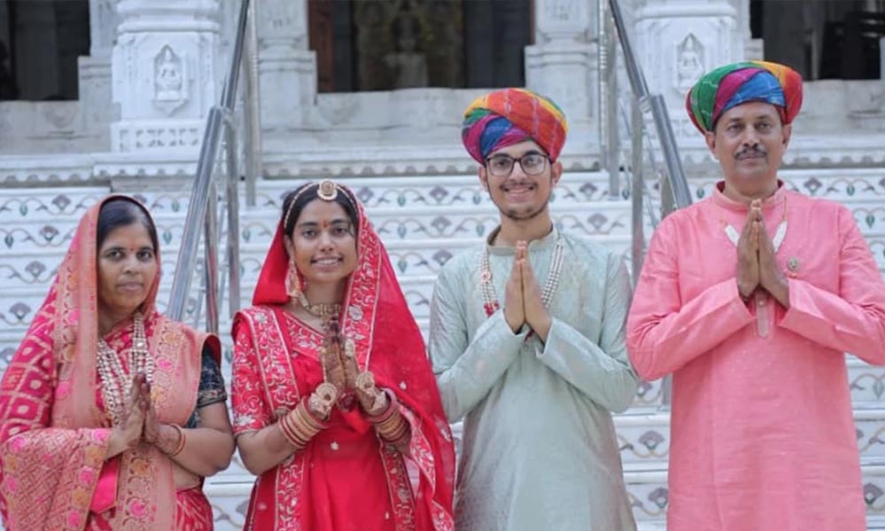 5 करोड़ की संपत्ति छोड़कर पति-पत्नी ने संन्यास का लिया निर्णय, बच्चों की पढ़ाई पर दिया ध्यान 5 करोड़ की संपत्ति छोड़कर पति-पत्नी ने संन्यास का लिया निर्णय, बच्चों की पढ़ाई पर दिया ध्यान