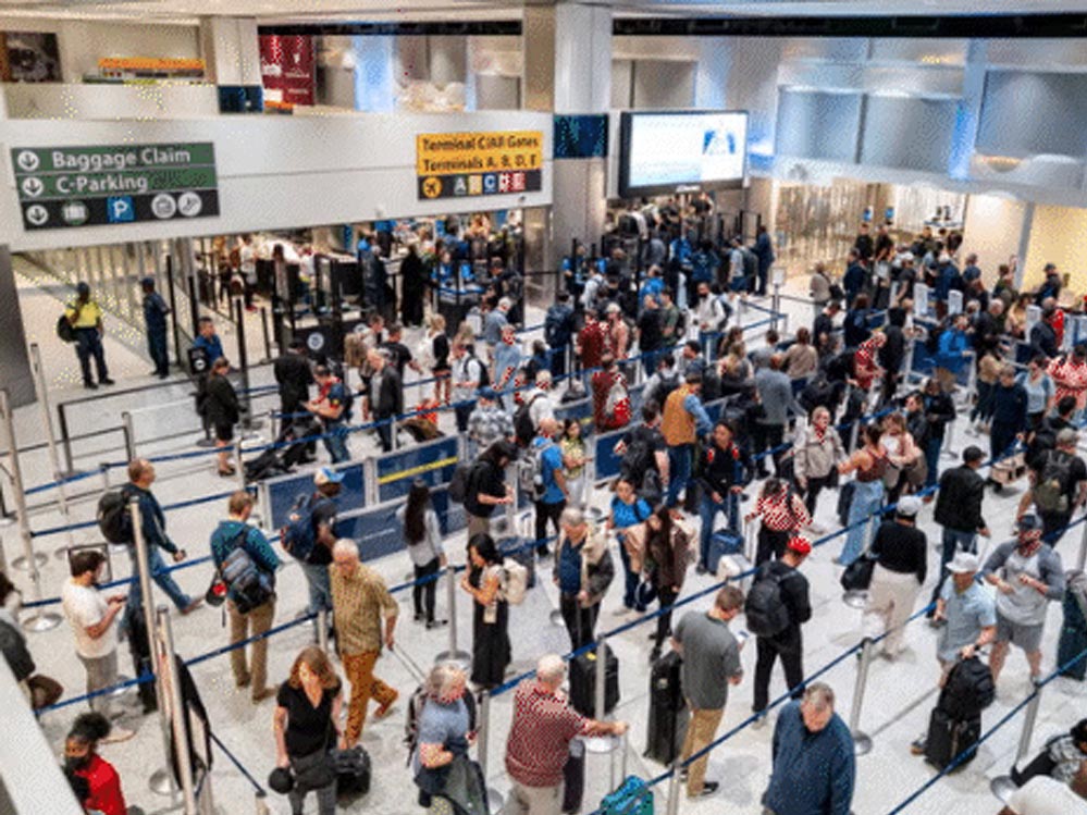 अमेरिका में शटडाउन का संकट: 40 एयरपोर्ट पर हजारों उड़ानें रद्द, यात्रियों को हो रही परेशानी अमेरिका में शटडाउन का संकट: 40 एयरपोर्ट पर हजारों उड़ानें रद्द, यात्रियों को हो रही परेशानी