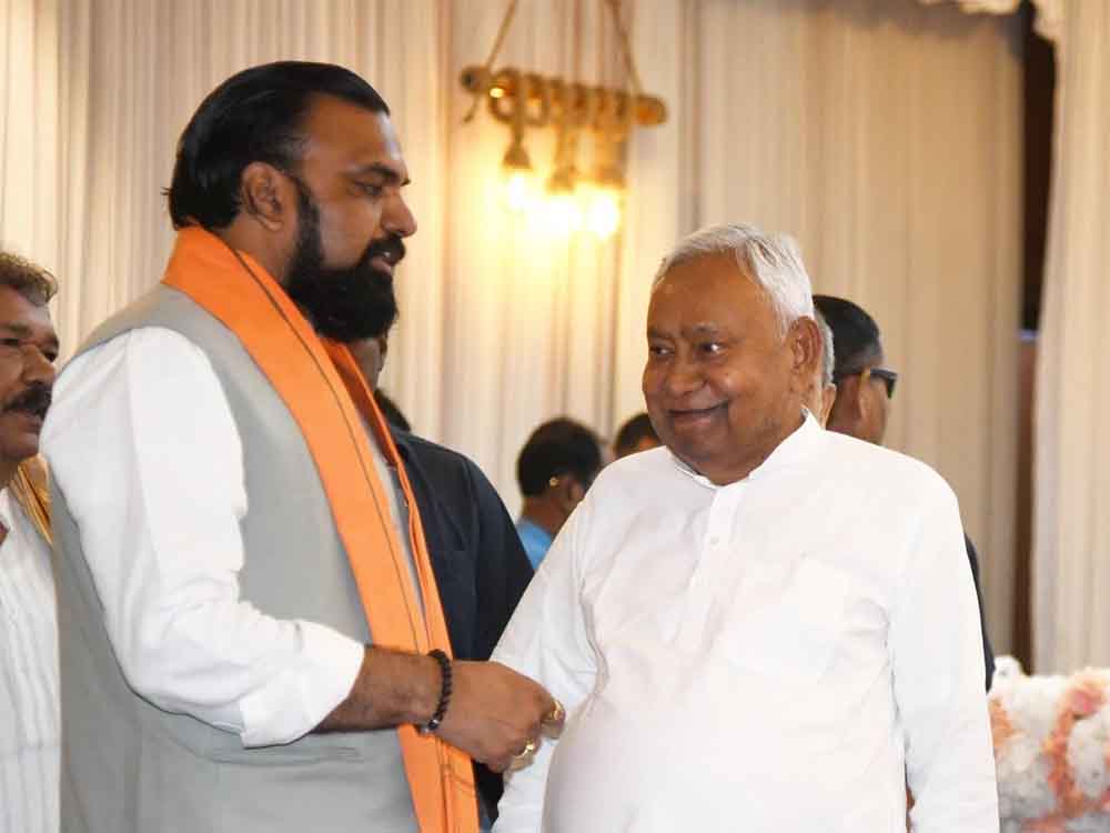 Bihar News: बिहार में सरकार गठन की हलचल तेज, नीतीश के आवास पहुंच रहे नेता