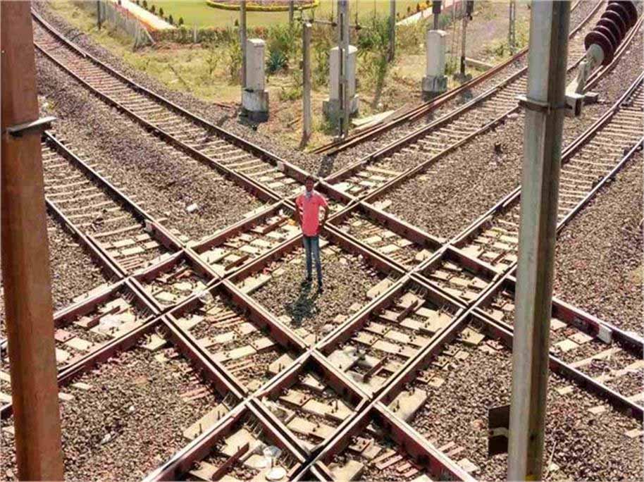 भारत का सबसे रहस्यमय रेल ट्रैक: जहाँ चारों दिशाओं से आती ट्रेनें कभी नहीं टकराती!