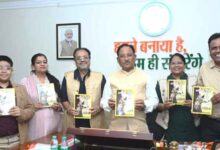 मुख्यमंत्री ने किया शंकर पांडे की पुस्तक ’’छत्तीसगढ़ अतीत से अब तक’’ का विमोचन
