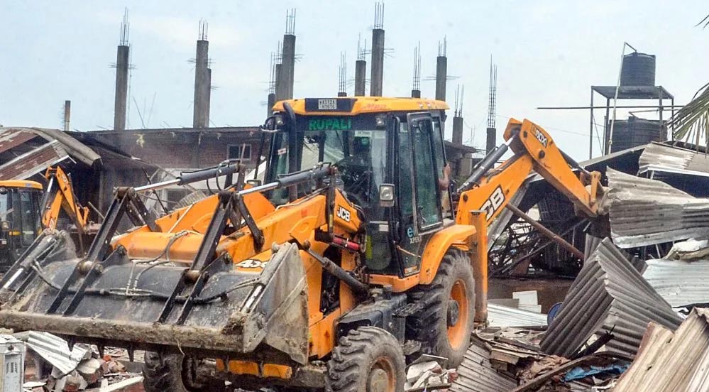 बिहार में बुलडोजर एक्शन शुरू, 400 माफिया और 1300 अपराधियों की संपत्ति जब्त की तैयारी बिहार में बुलडोजर एक्शन शुरू, 400 माफिया और 1300 अपराधियों की संपत्ति जब्त की तैयारी