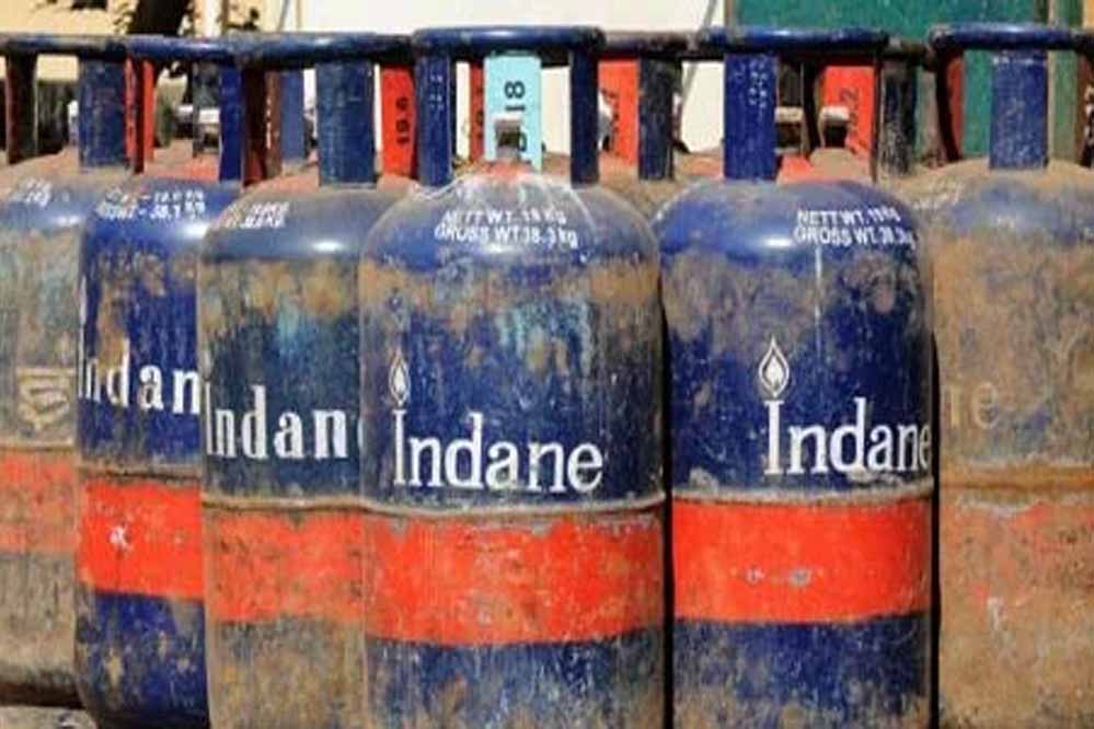 राहत की खबर: आज से सस्ता हुआ LPG सिलेंडर, देखें आपके शहर में क्या हैं नए दाम