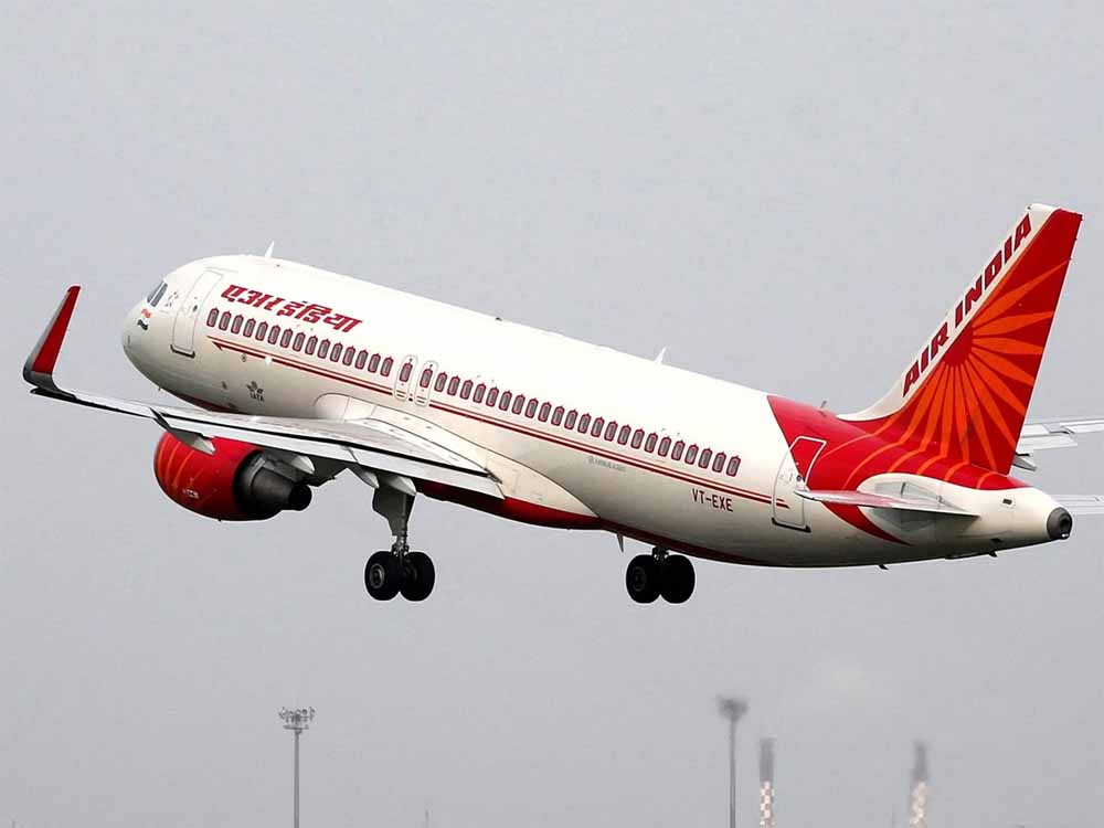 दिल्ली से बेंगलुरु जा रही फ्लाइट में मचा हड़कंप, बीच रास्ते करनी पड़ी इमरजेंसी लैंडिंग! दिल्ली से बेंगलुरु जा रही फ्लाइट में मचा हड़कंप, बीच रास्ते करनी पड़ी इमरजेंसी लैंडिंग!