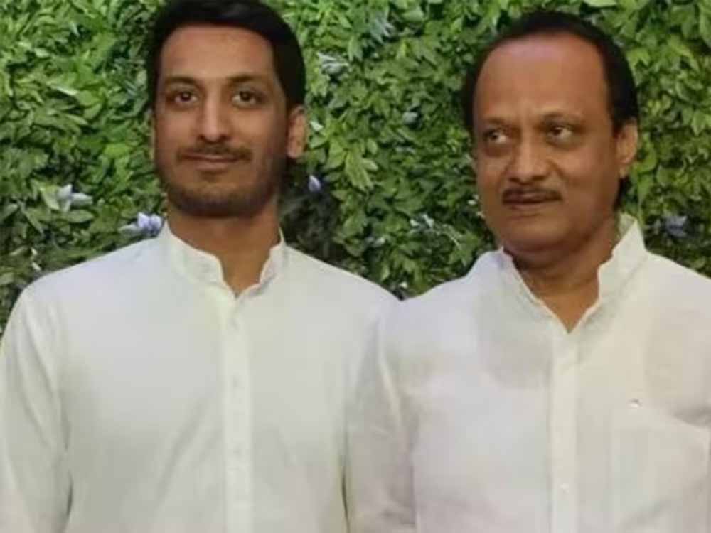 पुणे जमीन घोटाला: FIR में अजित पवार के बेटे का नाम क्यों गायब? 1% शेयरधारक पर कैसे आया शिकंजा पुणे जमीन घोटाला: FIR में अजित पवार के बेटे का नाम क्यों गायब? 1% शेयरधारक पर कैसे आया शिकंजा