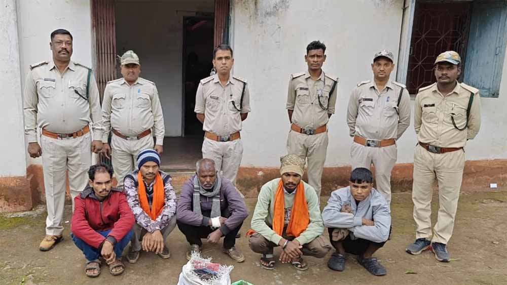 अनूपपुर के बिजुरी में शिकार की साजिश नाकाम, वन विभाग ने पांच शिकारियों को धर दबोचा अनूपपुर के बिजुरी में शिकार की साजिश नाकाम, वन विभाग ने पांच शिकारियों को धर दबोचा