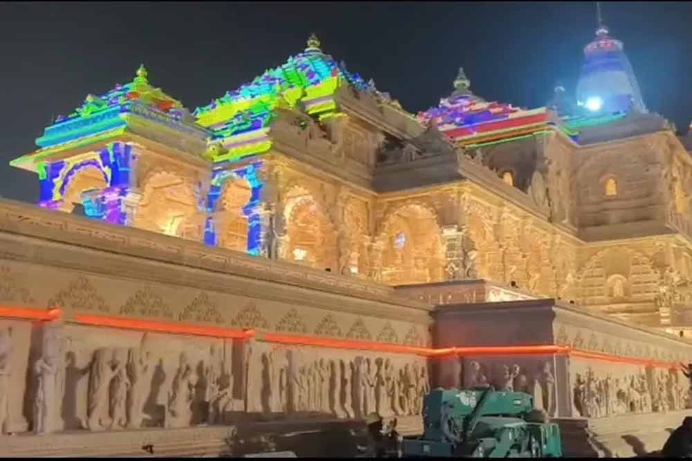 अयोध्या की सुरक्षा का मेगा टेस्ट: सेना का हेलीकॉप्टर 20 मिनट तक करता रहा निगरानी अयोध्या की सुरक्षा का मेगा टेस्ट: सेना का हेलीकॉप्टर 20 मिनट तक करता रहा निगरानी