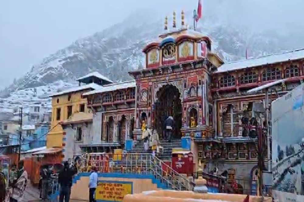 बर्फीली वादियों में चमका बद्रीनाथ धाम, दर्शन के लिए उमड़ी श्रद्धालुओं की भीड़ बर्फीली वादियों में चमका बद्रीनाथ धाम, दर्शन के लिए उमड़ी श्रद्धालुओं की भीड़