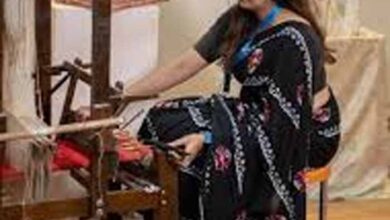 ‘लोकल से ग्लोबल’ बन रही प्रधानमंत्री के संसदीय क्षेत्र वाराणसी की बनारसी सिल्क की कारीगरी ‘लोकल से ग्लोबल’ बन रही प्रधानमंत्री के संसदीय क्षेत्र वाराणसी की बनारसी सिल्क की कारीगरी