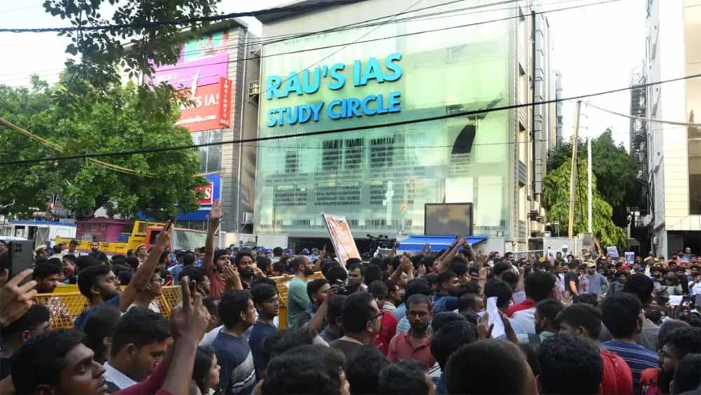 कोचिंग सेंटर हादसा: दिल्ली सरकार के दो अधिकारी सस्पेंड, LG ने की कार्रवाई मंजूर कोचिंग सेंटर हादसा: दिल्ली सरकार के दो अधिकारी सस्पेंड, LG ने की कार्रवाई मंजूर