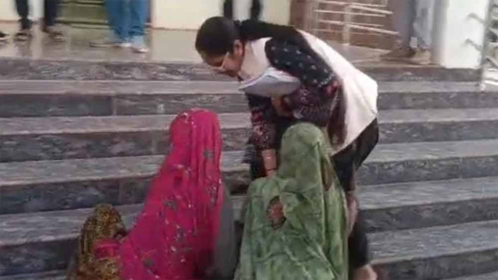 आदिवासी महिला बोलीं — मैडम हमारी जमीन बचा लीजिए, नहीं तो मैं जान दे दूंगी, तहसीलदार कार में बैठकर निकल गए आदिवासी महिला बोलीं — मैडम हमारी जमीन बचा लीजिए, नहीं तो मैं जान दे दूंगी, तहसीलदार कार में बैठकर निकल गए