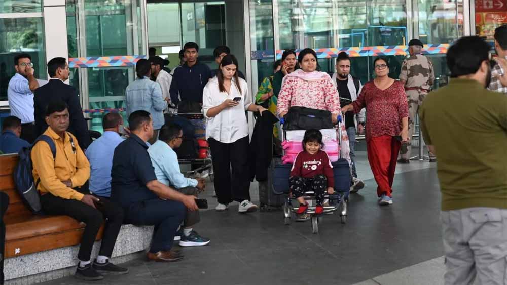 दिल्ली एयरपोर्ट पर हड़कंप! साइबर अटैक की अफवाह, ऑटोमेशन ठप होने से उड़ी फ्लाइट देरी की चिंगारी दिल्ली एयरपोर्ट पर हड़कंप! साइबर अटैक की अफवाह, ऑटोमेशन ठप होने से उड़ी फ्लाइट देरी की चिंगारी