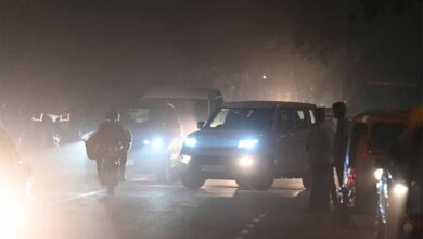 दिल्ली में ‘जहरीली हवा’ का कहर: कई इलाकों में AQI 400 के पार, स्थिति रेड ज़ोन में