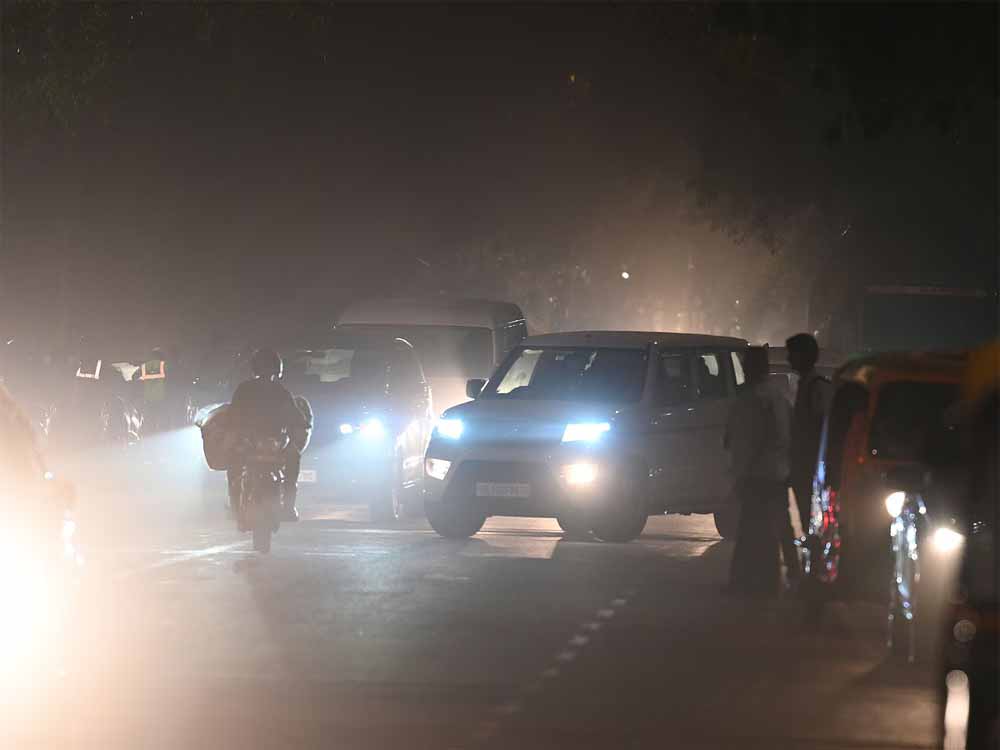 दिल्ली में ‘जहरीली हवा’ का कहर: कई इलाकों में AQI 400 के पार, स्थिति रेड ज़ोन में दिल्ली में ‘जहरीली हवा’ का कहर: कई इलाकों में AQI 400 के पार, स्थिति रेड ज़ोन में